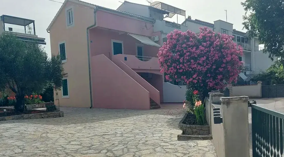 Casa Rosa apartments in Turanj with driveway and parking